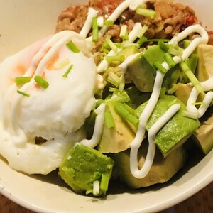 おいし〜い♪簡単＊アボカドと豚こま肉のカフェ風丼